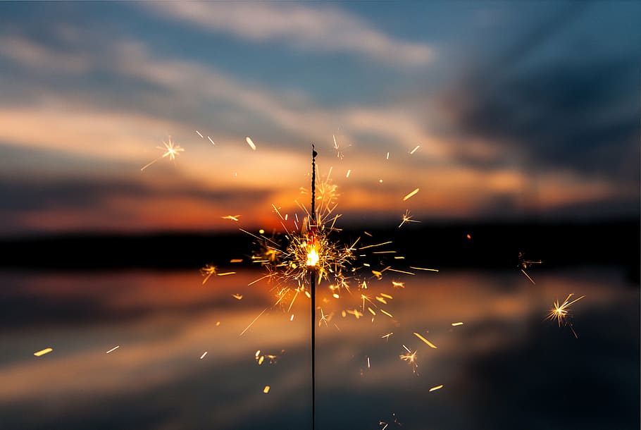 poc profund, focalitzar la fotografia, focs artificials, sparkler, llums, foc, fosc, nit, borrós, núvols, cel, posta de sol, naturalesa, il·luminat, celebració, moviment, explosió, esdeveniment, moviment borrós, exposició llarga, brillant, núvol - cel, cultura i entreteniment artístic, exhibició de focs artificials, focs artificials - objecte fet per l'home, cap gent, espurnes, a l'aire lliure, cremant, 4K
