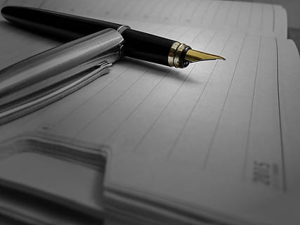papel, diario, cuaderno, bolígrafo, escritura, tinta, negocio, instrumento de escritura, naturaleza muerta, nadie, de cerca, Pluma fuente, mesa, adentro, enfoque selectivo, educación, dos objetos, punta, vista de alto ángulo, documento, publicación, libro, abierto, papeleo, 2K, CC0, dominio público, libre de derechos