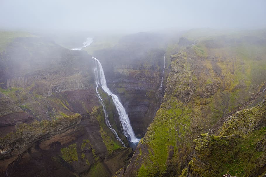 Island, Landschaft, Natur, Wasser, Kaskade, Klippen, Umgebung, Nebel, nebelig, Berg, draußen, felsiger Berg, szenisch, Wasserfälle, Szenen - Natur, Schönheit in der Natur, Wasserfall, Land, keine Leute, Nicht-städtische Szene, Rock, Pflanze, Reiseziele, Bewegung, Rock - Objekt, Cliff, Ruhe, Kraft in der Natur, Regen, 5K