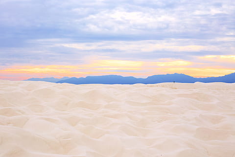 un desert gri, nisip, Munte, timpul zilei, apus de soare, nisip alb monument național, dună, nor, deşert, natură, cer, scenics, peisaj, nor - cer, în aer liber, vară, nici o persoana, albastru, frumusețe în natură, lumina soarelui, Cloudscape, o scenă liniștită, zi, liniște, scenice - natura, teren, idilic, mediu inconjurator, scenă non-urbană, la distanta, arid clima, mineral, climat, sare plat, 4K, CC0, domeniu public, fără drepturi de autor