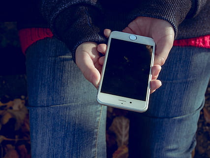 person, innehav, silver iphone, äpple, iphone, 6s, plus, mobil, kommunikation, skärm, modern, smartphone, anordning, elektronisk, digital, smart, visa, teknologi, Rör, ny, hand, vit, tablett, Apple dator, ung, man, människor, kille, livsstil, studerande, attraktiv, höst, Sol, utomhus-, solig, gul, parkera, falla, natur, kvinna, flicka, lady, rena, bärbar informationsanordning, mobiltelefon, trådlös teknik, smart telefon, telefon, mänsklig hand, använder telefon, förbindelse, en person, mänsklig kroppsdel, midsection, riktiga människor, textmeddelanden, fritidsaktivitet, fokusera på förgrunden, utomhus, jeans, finger, 4K, CC0, offentligt domän, royaltyfria