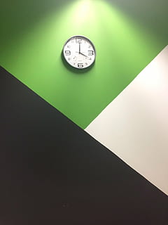 ur på væggen, ur, omdrejningspunktet, overlapning, tidsinstrument, tid, murbygningsfunktion, indendørs, ingen mennesker, vægur, grøn farve, lav vinkel visning, uret ansigt, kopiere plads, belyst, deadline, nummer, nøjagtighed, bord, geometrisk form, tæt på, form, loft, minut hånd, venter, 2K, CC0, offentligt domæne, royaltyfrie