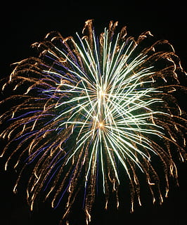 fuegos artificiales en el cielo, explotar, noche, celebracion, explosión, brillante, luces, evento, festival, iluminado, ráfaga, brillar, saludo, explotando, pirotécnica, Fuegos artificiales, movimiento, vista de ángulo bajo, cultura de las artes y entretenimiento, exhibición de fuegos artificiales, larga exposición, cielo, multi color, ligero, movimiento borroso, naturaleza, nadie, fuego artificial - objeto hecho por el hombre, humo - estructura fisica, moscas, explosivo, 1080P, CC0, dominio público, libre de derechos