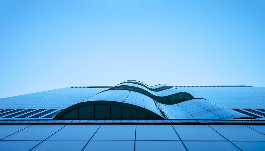niedrig, Winkel, architektonisch, Fotografie, Glasgebäude, kleiner Winkel, Architekturfotografie, Glas, Gebäude, die Architektur, Blau, Fenster, Gebäudehülle, modern, Bürogebäude, Glas - Material, Himmel, gebaute Struktur, Fassade, Architektur und Gebäude, futuristisch, Wolkenkratzer, Reflexion, Geschäft, draußen, keine Leute, städtische Szene, Technologie, Dach, kopieren sie platz, klarer Himmel, farbiger Hintergrund, Tag, Stadt, Bürogebäude außen, Büro, Natur, Flachwinkelansicht, Reiseziele, 5K