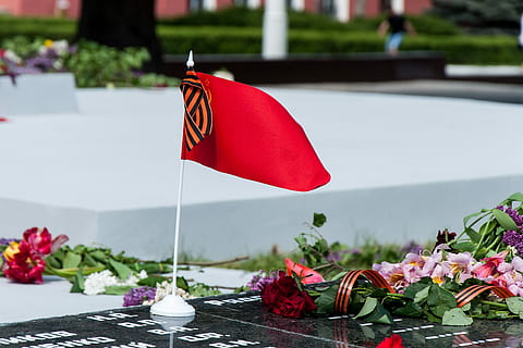 sovjetiske, rødt flag, gravsten, blomster, rød, flag, maj 9, sejrsdag, anden verdenskrig, ingen mennesker, dag, blomst, udendørs, fokus på forgrunden, plante, natur, blomstrende plante, tæt på, vækst, patriotisme, skønhed i naturen, friskhed, sårbarhed, Rose, rosenblomst, skrøbelighed, 2K, CC0, offentligt domæne, royaltyfrie