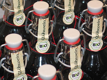 garrafas de vidro bio, vinho com canela, garrafa de vinho, fecho, bebida, garrafa, alcoólico, vinho, álcool, vinho tinto, gargalo, uvas, mercado de natal, Abridor de garrafa, bebida quente, bio, inverno, Natal, época de Natal, invernal, advento, humor, natal buden, véspera de Natal, comércio, supermercado, o negócio, fazer compras, comprando, música, venda, compras, à venda, mercado, varejo, dentro de casa, ninguém, fechar-se, dia, calibre, tecnologia, comunicação, texto, número, roteiro ocidental, estilo retro, Antiguidade, Telefone, ainda vida, variação, escolha, nostalgia, conexão, cultura artística e entretenimento, velho, quadro completo, 1080P, CC0, domínio público, royalty free
