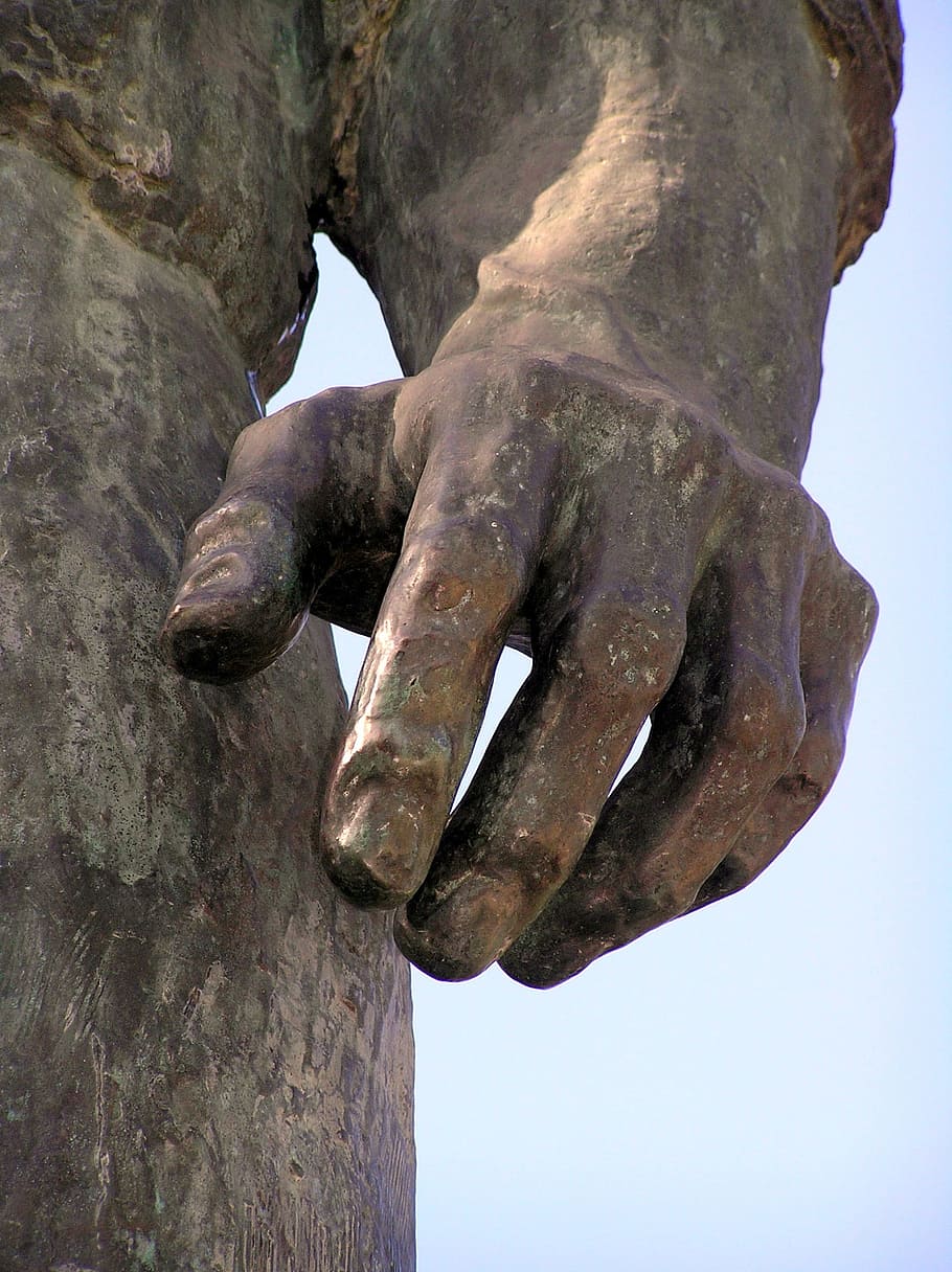 ruka, bronz, síla, lidské ruky, detail, den, Příroda, část lidského těla, čisté nebe, venku, texturou, zaměřit se na popředí, nízký úhel pohledu, kov, sochařství, pevný, slunečního světla, socha, nebe, lidský prst, 1080P