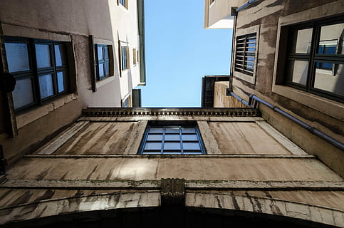 ull de cuc, vista, concret, edificis, baix, fotografia d'angle, edifici, durant el dia, arquitectura, finestra, paret, arc, estructura construïda, exterior de l'edifici, vista d’angle baix, cel, cap gent, dia, naturalesa, ciutat, directament a sota, a l'aire lliure, vidre - material, vell, barri residencial, reflexió, cel clar, blau, llum solar, 4K, CC0, domini públic, lliure de regalies