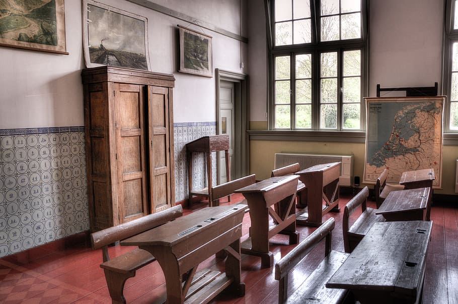 foto, escriptoris, cadires, escola, aula, vell, 1950, 1960s, educació, aprenentatge, literatura, joventut, a l'interior, finestra, taula, mobles, seient, arquitectura, material de fusta, cap gent, estructura construïda, buit, cadira, absència, dia, edifici, interior de casa, habitació domèstica, escriptori, sòls, casa, luxe, 4K