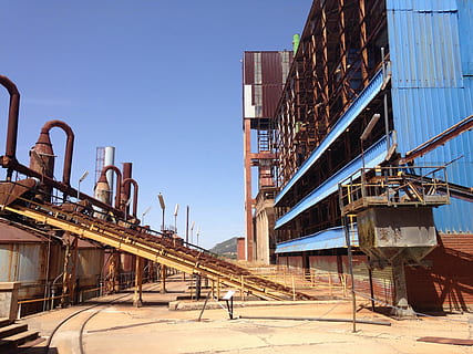 Bergwerk, Erz, Industrie, Güterverkehr, Öl Industrie, Fabrik, Distributionslager, Himmel, die Architektur, Gebäudehülle, klarer Himmel, gebaute Struktur, Tag, Natur, Sonnenlicht, draußen, Gebäude, Maschinen, Flachwinkelansicht, keine Leute, Raffinerie, Entwicklung, Baugewerbe, Blau, sonnig, 2K, CC0, gemeinfrei, lizenzfrei