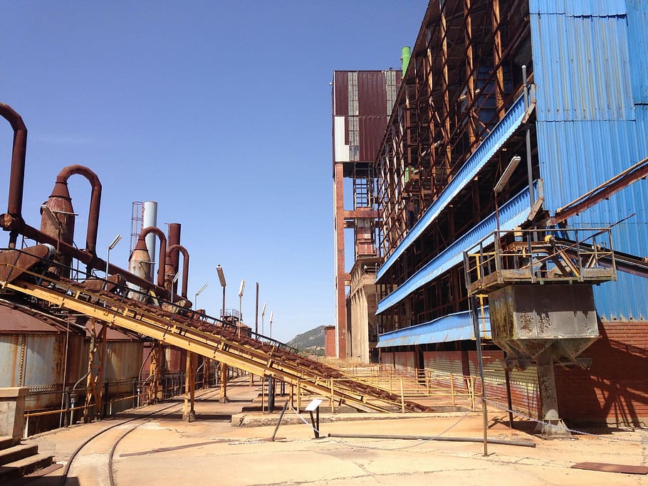 mine, malm, industri, godstransport, olieindustrien, fabrik, distributionslager, himmel, arkitektur, bygning udvendig, skyfri himmel, bygget struktur, dag, natur, sollys, udendørs, bygning, maskineri, lav vinkel visning, ingen mennesker, raffinaderi, udvikling, byggebranchen, blå, solrig, 2K