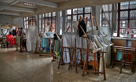 laboratorio, mestieri, tessitura, seta, Cina, lavoro, in casa, persone, grande gruppo di persone, adulto, giorno, solo adulti, tavolo, gruppo di persone, posto a sedere, donne, sedia, uomini, gruppo, persone reali, architettura, seduta, femmine, lunghezza intera, mobilia, stili di vita, attività commerciale, adolescente, 4K, CC0, dominio pubblico, privo di copyright