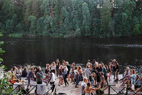 mennesker, stående, ved siden af, sø, træ-, platform, legeme, vand, træer, baggrund, krop af vand, høje træer, dagtimerne, person, sjovt, Skov, parti, natur, udendørs, træ, farvebillede, flod, gruppe af mennesker, stor gruppe mennesker, rigtige mennesker, herrer, dag, menneskemængde, Kvinder, fritidsaktivitet, plante, livsstil, nydelse, voksen, 2K, CC0, offentligt domæne, royaltyfrie