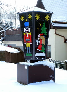 lanterne, lampe, belysning, advent, juletid, dekoration, tradition, Seiffen, malmbjerge, vinter, snefald, i, julemanden, sne, kold temperatur, udendørs, træ, sjovt, bygget struktur, natur, ingen mennesker, bygning udvendig, dag, arkitektur, menneskelig repræsentation, repræsentation, plante, Kunst og håndværk, bygning, kreativitet, dækker, mandlig lighed, 2K, CC0, offentligt domæne, royaltyfrie