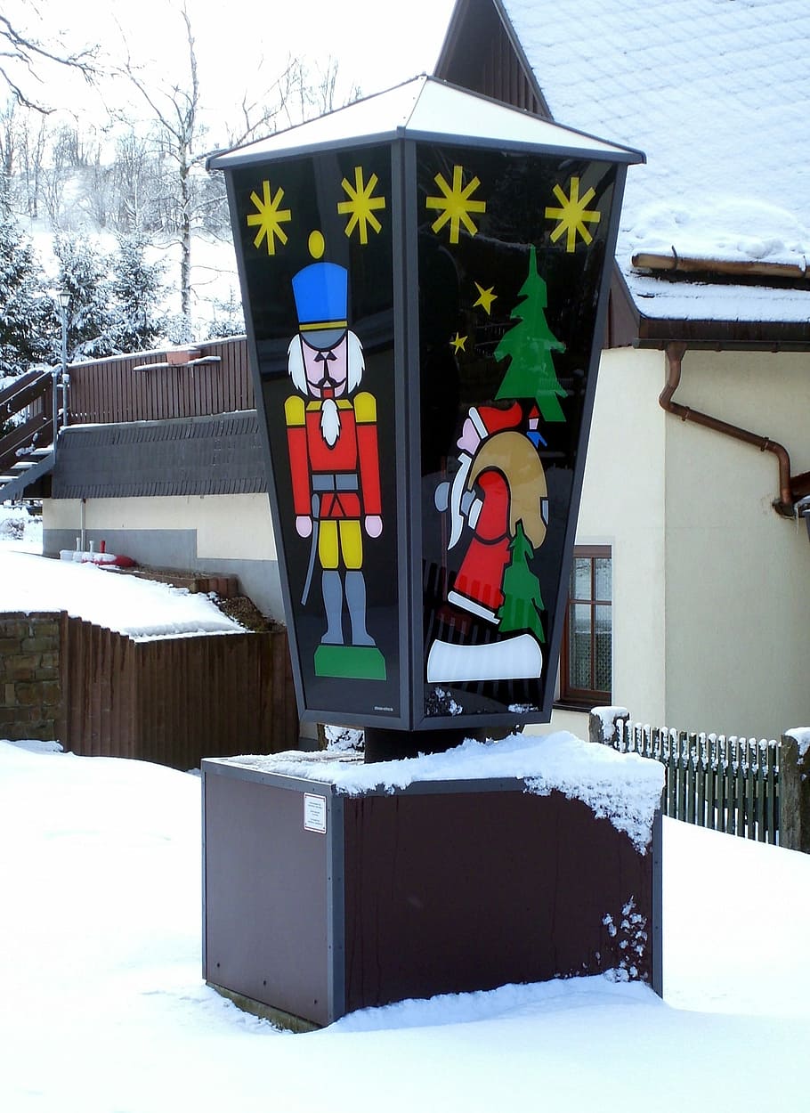 llanterna, llum, il·luminació, advent, hora de nadal, decoració, tradició, seiffen, muntanyes de minerals, hivern, nevades, a la pàgina, Pare Noél, neu, temperatura de fred, a l'aire lliure, arbre, diversió, estructura construïda, naturalesa, cap gent, exterior de l'edifici, dia, arquitectura, representació humana, representació, planta, art i artesania, edifici, creativitat, cobertura, semblança masculina, 2K