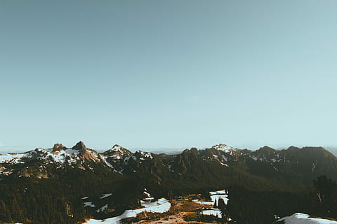antenne, fotografering, grøn, bjerg, klar, blå, himmel, snedækkede, bjerge, topmøde, træ, landskab, sne, klatre, bakke, Forrest, scenics - natur, skønhed i naturen, skyfri himmel, bjergkæde, kopiere plads, vinter, ro, natur, miljø, rolig scene, ingen mennesker, ikke-urbane scene, kold temperatur, dag, rejse, udendørs, snedækket bjerg, 1080P, CC0, offentligt domæne, royaltyfrie