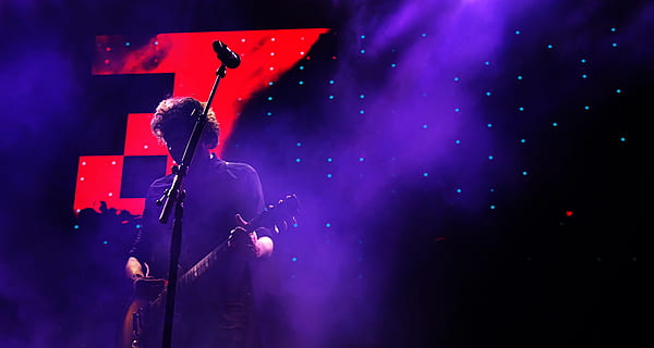 foncé, nuit, microphone, supporter, personnes, homme, gars, artiste, musical, instrument, électrique, guitare, concert, performance, scène - espace de performance, étape, musicien, la musique, un événement, culture artistique et divertissement, une personne, événement des arts de la scène, instrument de musique, jouissance, en jouant, vie nocturne, foule, concert de musique populaire, musique rock, Festival, Festival de musique, bras levés, guitare électrique, lumière, bras humain, cueillir un instrument, musicien pop, 4K, CC0, domaine public, libre de droits