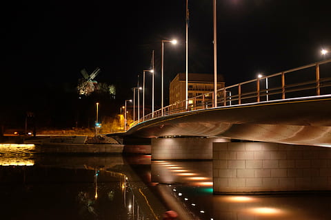 turku, molen brug, avond, lichten, nacht, verlicht, brug, verbinding, water, brug - door de mens gemaakte structuur, architectuur, ingebouwde structuur, vervoer, reflectie, stad, straatlantaarn, rivier-, reisbestemmingen, buitenkant van het gebouw, straat, natuur, geen mensen, beweging, buitenshuis, nachtleven, 4K, CC0, publiek domein, royaltyvrij