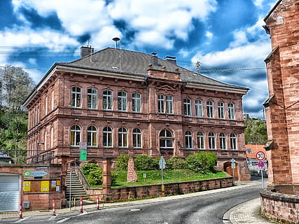 weidenthal, Deutschland, Gebäude, Schule, die Architektur, Himmel, Wolken, Stadt, Dorf, Stadt, städtisch, Straße, draußen, hdr, Gebäudehülle, gebaute Struktur, Europa, Haus, städtische Szene, Vereinigtes Königreich, England, Architektur und Gebäude, alt, wolke - himmel, Geschichte, Kulturen, Fenster, Natur, Tag, Transport, keine Leute, Wohngegend, Auto, die Vergangenheit, Kraftfahrzeug, Reihenhaus, 2K, CC0, gemeinfrei, lizenzfrei