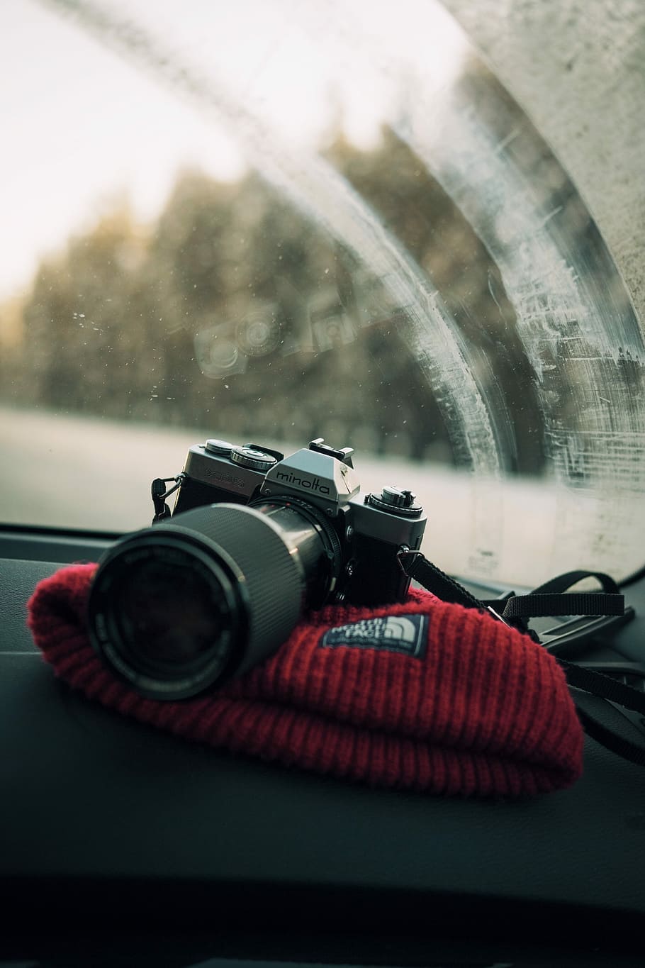 foto, gris, càmera dslr minolta, compartiment dels guants, nord, tapa de gorro de cara, endins, vehicle, durant el dia, càmera, lent, minolta, vell, vintage, càmera - equip fotogràfic, tecnologia, primer pla, vidre - material, a l'interior, estil retro, temes de fotografia, cotxe, finestra, centrar-se en primer pla, cap gent, dia, automòbil, manera de transport, vehicle terrestre, equip fotogràfic, natura morta, transport, reflexió, càmera digital, 4K