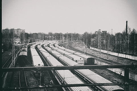 gamle tog depot, gamle tog, tog depot, sort og hvid, industri, objekter, jernbanespor, transportmidler, tog, station, jernbanetransport, tog - køretøj, jernbanestation platform, dag, træ, spore, himmel, transportform, plante, skyfri himmel, natur, ingen mennesker, offentlig transport, høj vinkel visning, rejse, bygget struktur, arkitektur, kopiere plads, udendørs, shunting yard, 2K, CC0, offentligt domæne, royaltyfrie