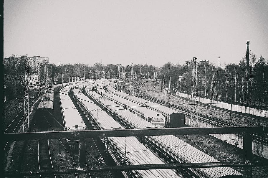 gamle tog depot, gamle tog, tog depot, sort og hvid, industri, objekter, jernbanespor, transportmidler, tog, station, jernbanetransport, tog - køretøj, jernbanestation platform, dag, træ, spore, himmel, transportform, plante, skyfri himmel, natur, ingen mennesker, offentlig transport, høj vinkel visning, rejse, bygget struktur, arkitektur, kopiere plads, udendørs, shunting yard, 2K