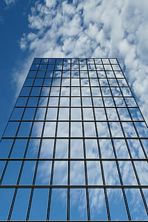 photographie à faible angle, rideau de verre, gratte ciel, des nuages, réfléchir, miroir, la fenêtre, miroirs de remplacement, Cloud computing, nuage, magasin de données, capacité du réseau, réseau, prestations de service, Les données, espace disque, architecture, verre - matériel, bleu, immeuble de bureaux, réflexion, structure construite, moderne, affaires, ciel, extérieur du bâtiment, façade, acier, scène urbaine, nuage - ciel, faible angle de vue, ville, bâtiment, Bureau, extérieur d'immeuble de bureaux, grand - haut, personne, modèle, la nature, journée, la tour, en plein air, verre, directement en dessous, 2K, CC0, domaine public, libre de droits