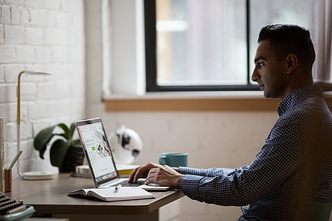 mand, iført, kjole skjorte, foran, bærbar computer, bærbar, kode, programmering, computer, browser, forskning, undersøgelse, notesbog, pen, forretning, mennesker, trådløs teknologi, teknologi, en person, meddelelse, sidder, forbindelse, taljen op, bord, voksen, forretningsmand, indendørs, arbejder, møbel, sidebillede, internet, bruger bærbar computer, 4K, CC0, offentligt domæne, royaltyfrie
