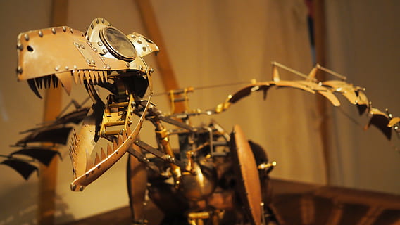 Model, smok, steampunk, żadnych ludzi, zbliżenie, skupić się na pierwszym planie, technologia, wewnątrz, kultura i rozrywka artystyczna, mikrofon, urządzenie wejściowe, selektywne skupienie, muzyka, porozumiewanie się, studio, wydajność, metal, kabel, Studio nagrań, przestrzeń sceniczna, połączenie, sprzęt, antyczny, etap, 5K, CC0, domena publiczna, darmowe zdjęcia