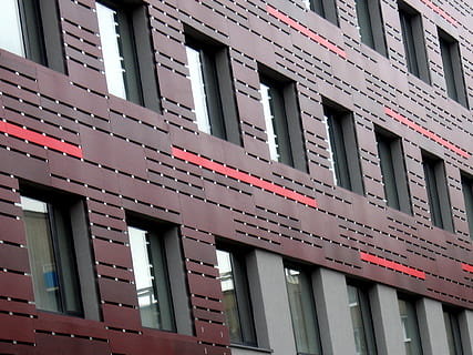 façana, finestra, vermell, arquitectura, estructura construïda, exterior de l'edifici, vista d’angle baix, cap gent, text, comunicació, edifici, guió occidental, salut i medicina, ciutat, hospital, dia, a l'aire lliure, vidre - material, marc complet, repetició, guió, script no occidental, 1080P, CC0, domini públic, lliure de regalies