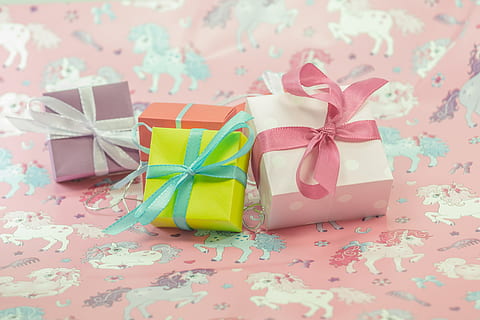 Paket, Schleife, Geschenk, gemacht, Paketschleife, Weihnachten, Weihnachtsdekoration, geben, Advent, verpackt, Geschenkverpackung, Überraschung, Geschenke, Muttertag, Kindergeburtstag, Geburtstag, Dekoration, Freude, bunt, Farbe, gebundener Bogen, Band - Nähartikel, Feier, Stillleben, gebunden, Band, Bogen, drinnen, Nahansicht, pinke Farbe, keine Leute, Tabelle, Papier-, Muster, Box, Emotion, Geschenkbox, Veranstaltung, Kasten - Behälter, Blumenmuster, 4K, CC0, gemeinfrei, lizenzfrei