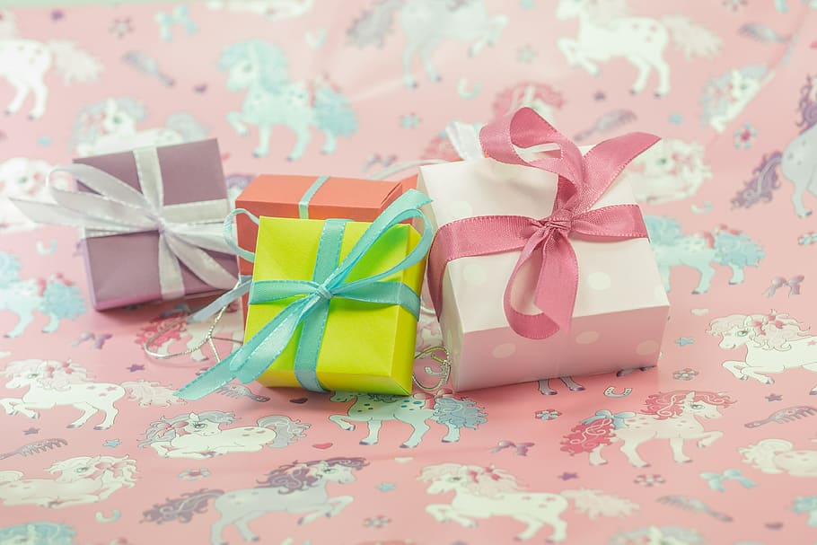 Paket, Schleife, Geschenk, gemacht, Paketschleife, Weihnachten, Weihnachtsdekoration, geben, Advent, verpackt, Geschenkverpackung, Überraschung, Geschenke, Muttertag, Kindergeburtstag, Geburtstag, Dekoration, Freude, bunt, Farbe, gebundener Bogen, Band - Nähartikel, Feier, Stillleben, gebunden, Band, Bogen, drinnen, Nahansicht, pinke Farbe, keine Leute, Tabelle, Papier-, Muster, Box, Emotion, Geschenkbox, Veranstaltung, Kasten - Behälter, Blumenmuster, 4K