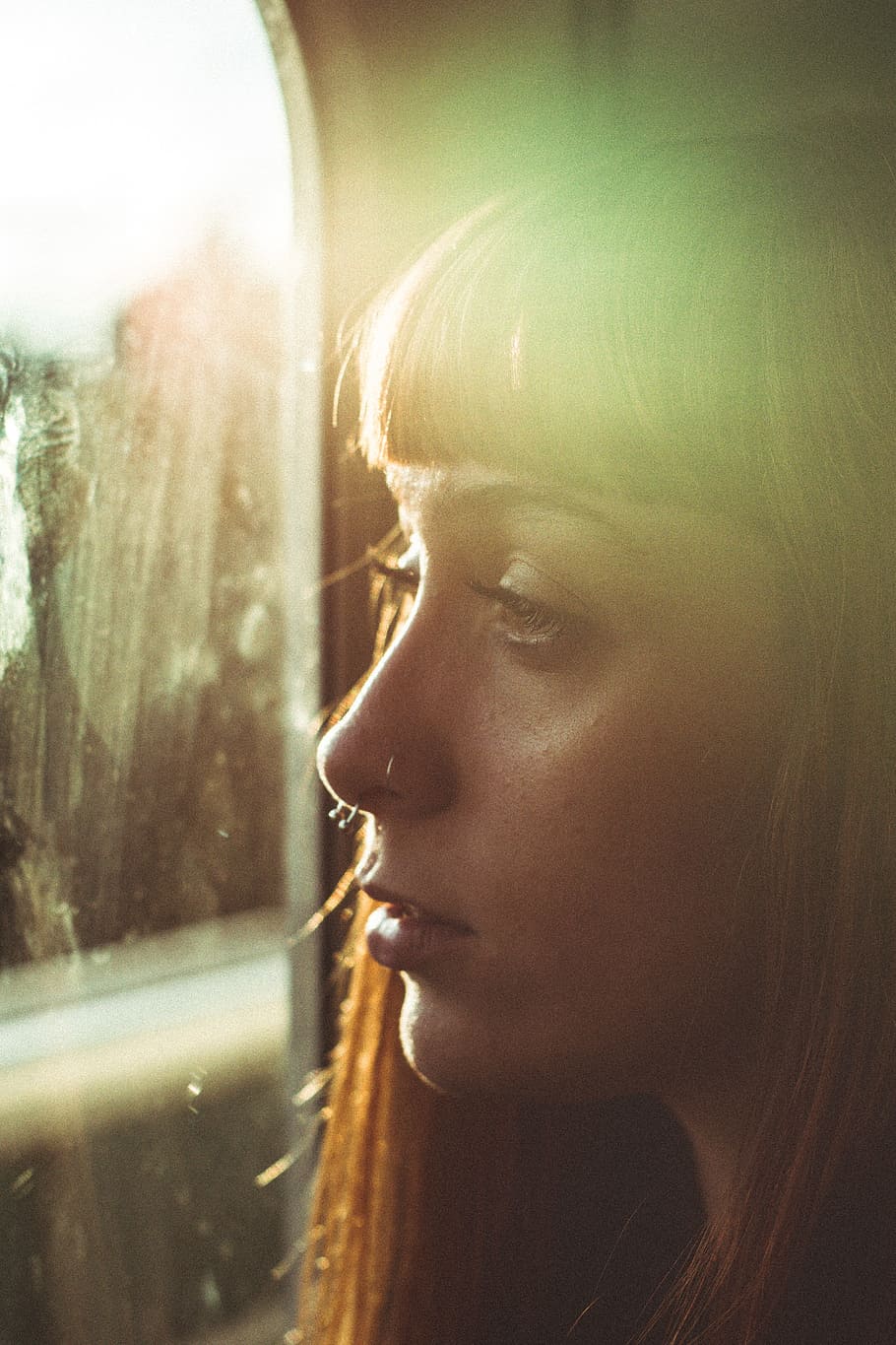 kvinde, leder, vindue, baggrundsbelyst, sløring, tæt på, dagslys, øje, ansigt, ansigtsudtryk, fokus, pige, hår, person, Photo shoot, sidebillede, sol, portræt, hovedskud, en person, rigtige mennesker, ung voksen, kigger væk, unge kvinder, livsstil, fritidsaktivitet, overvejelse, kropsdel, fokus på forgrunden, dag, Kvinder, sollys, udendørs, menneskeligt ansigt, smuk kvinde, linseflare, teenager, 5K