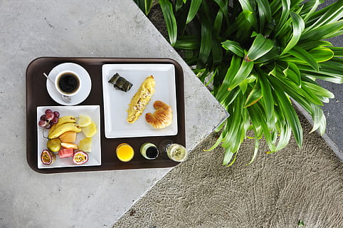 gul, bananer, plade, brød, frugt, serveret, bakke, kaffe, flatlay, drikke, croissant, mad, mad og drikke, friskhed, sund kost, velvære, høj vinkel visning, direkte over, bord, ingen mennesker, stilleben, dag, skål, klar til at spise, grøn farve, natur, plante, måltid, morgenmad, snack, orange, 4K, CC0, offentligt domæne, royaltyfrie
