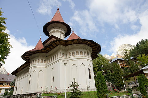 ramet, monestir, romania, arquitectura, Església, història, lloc famós, religió, estructura construïda, exterior de l'edifici, cel, edifici, vista d’angle baix, lloc de culte, planta, creença, naturalesa, arbre, espiritualitat, núvol - cel, cap gent, dia, destinacions de viatge, el passat, a l'aire lliure, fletxa, 4K, CC0, domini públic, lliure de regalies