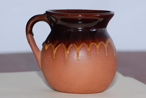 werper, modder, rustiek, binnenshuis, eten en drinken, geen mensen, detailopname, bruin, focus op de voorgrond, studio opname, voedsel, houder, tafel, stilleven, warme drank, mok, enkel object, kop, drinken, natuur, pot, keramiek, witte achtergrond, pitcher - kruik, 2K, CC0, publiek domein, royaltyvrij