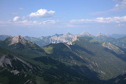 paesaggio, montagne, natura, cielo, nuvole, ambiente, alto, ghiaccio, idilliaco, vette, catena montuosa, all'aperto, pinnacolo, scenario, panoramico, vertice, viaggio, alberi, acqua, boschi, montagna, scenics - natura, bellezza nella natura, nuvola - cielo, scena tranquilla, la tranquillità, scena non urbana, giorno, nessuno, geografia fisica, a distanza, geologia, colore verde, picco di montagna, formazione, cresta montuosa, 5K, CC0, dominio pubblico, privo di copyright