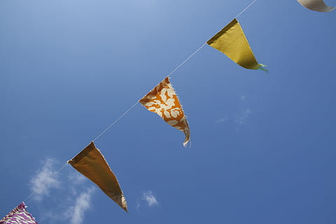 encara, articles, coses, banderes, flaglets, banderitas, colors, gràfics, drap, naturalesa, cel, volant, cometa - joguina, blau, dia, cadena, penjant, a l'aire lliure, cap gent, paper, vista d’angle baix, llibertat, a l'aire, còpia espai, activitat d'oci, transport, núvol - cel, festa tradicional, 4K, CC0, domini públic, lliure de regalies