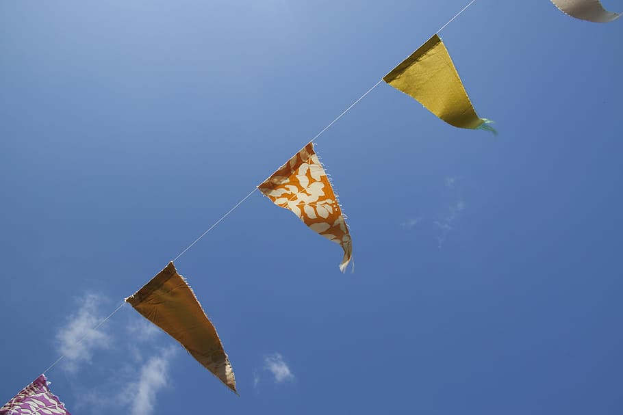 encara, articles, coses, banderes, flaglets, banderitas, colors, gràfics, drap, naturalesa, cel, volant, cometa - joguina, blau, dia, cadena, penjant, a l'aire lliure, cap gent, paper, vista d’angle baix, llibertat, a l'aire, còpia espai, activitat d'oci, transport, núvol - cel, festa tradicional, 4K