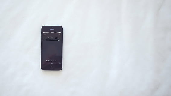 svart, iphone 5, visning, musiklista, rymden, grå, iphone, s, vit, säng, cell, teknologi, mobil, trådlös teknik, kommunikation, mobiltelefon, bärbar informationsanordning, smart telefon, förbindelse, telefon, inget folk, bärbarhet, text, inomhus, västra skriptet, enda objekt, kopiera utrymme, vit färg, studio skott, telekommunikationsutrustning, närbild, fortfarande liv, strömförsörjning, 1080P, CC0, offentligt domän, royaltyfria