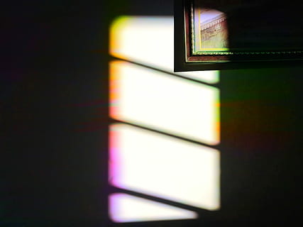 braun, hölzern, Gemälderahmen, Licht, Fenster, Reflexion, Bild, Wandrahmen, drinnen, keine Leute, Wandbau - Funktion, Nahansicht, mehrfarbig, Bilderrahmen, Bildschirm, Rahmen, Schatten, die Architektur, kopieren sie platz, Technologie, beleuchtet, Gerätebildschirm, Tag, Kunst und Handwerk, Sonnenlicht, selektiver Fokus, Bodenbelag, 1080P, CC0, gemeinfrei, lizenzfrei