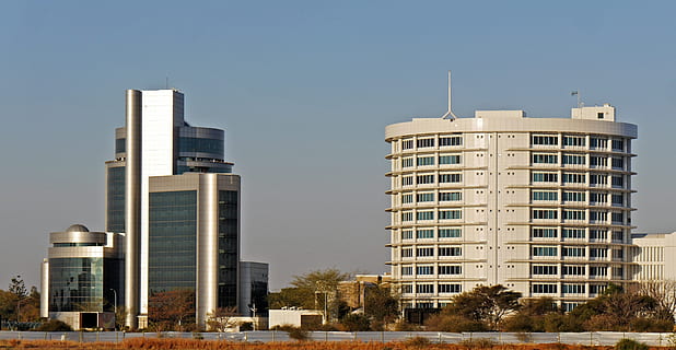beyaz, beton, bina, ağaçlar, botsvana, Gaborone, mimari, gelişme, dış yapı, yapılı yapı, gökyüzü, Kent, ofis binası dış, açık hava, doğa, modern, ofis, insansız, gün, ağaç, sanayi, kule, bitki, gökdelen, açık havada, yerleşim bölgesi, apartman, 4K, CC0, kamu malı, telif ücretsiz