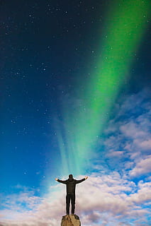 home, de peu, marró, formació de roca, aurora boreal, durant el dia, aurora, verd, llum, atmosfera, cel, estrelles, núvols, gent, paio, sol, adoració, braç humà, membre, braços estesos, persones reals, estrella - espai, braços aixecats, bellesa a la natura, nit, espai, escenics - natura, activitat d'oci, vista del darrere, una persona, homes, astronomia, naturalesa, extremitat humana, núvol - cel, a l'aire lliure, mà aixecada, 2K, CC0, domini públic, lliure de regalies