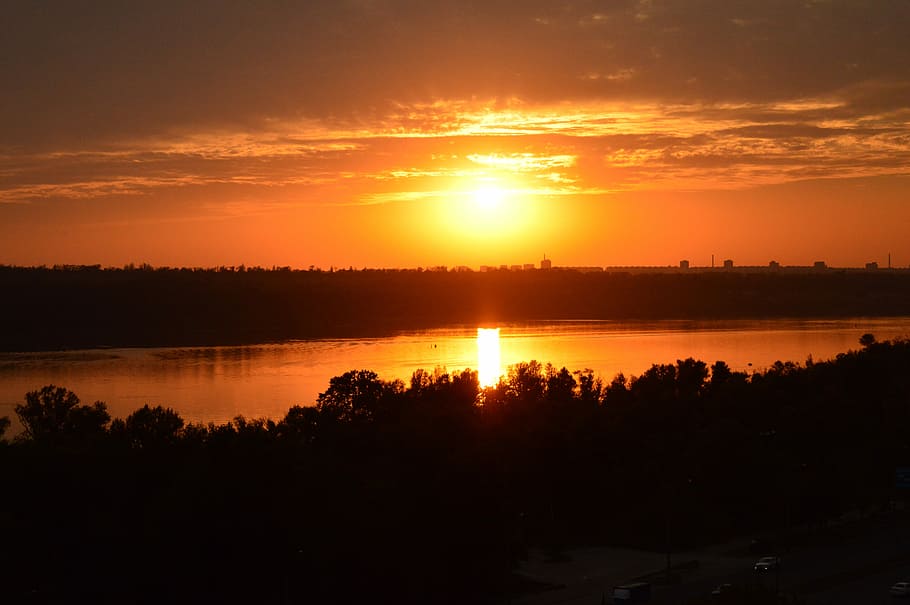 puesta de sol, noche, paisaje, naturaleza, paisaje natural, fondo del atardecer, luz del sol, hermoso fondo, reflexión, scenics, silueta, escena tranquila, agua, cielo, paisajes - naturaleza, belleza en la naturaleza, tranquilidad, nube - cielo, lago, nadie, color naranja, idílico, árbol, Dom, escena no urbana, oscuro, al aire libre, cielo romantico, 5K