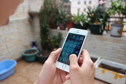 persona, detenzione, oro iphone 5, 5s, visualizzazione, schermo di casa, i phone, iphone5s, Mela, ios, Favo, dati, mano umana, mano, tecnologia wireless, smart phone, dispositivo di informazione portatile, una persona, comunicazione, parte del corpo umano, cellulare, stili di vita, tecnologia, concentrarsi sulle conoscenze acquisite, persone reali, attività di svago, usando il telefono, connessione, telefono, avvicinamento, dito, 4K, CC0, dominio pubblico, privo di copyright