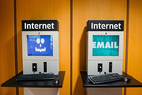 chiosco internet oldschool, vecchia scuola, chiosco internet, concetti e idee, oggetti, altro, computer, schermo del computer, tecnologia, attività commerciale, comunicazione, in casa, nessuno, giorno, avvicinamento, testo, cartello, sicurezza, sceneggiatura occidentale, Entrata, porta, ufficio, connessione, segno di informazione, caratteristica della parete, illuminato, guida, bagno pubblico, informazione, 4K, CC0, dominio pubblico, privo di copyright