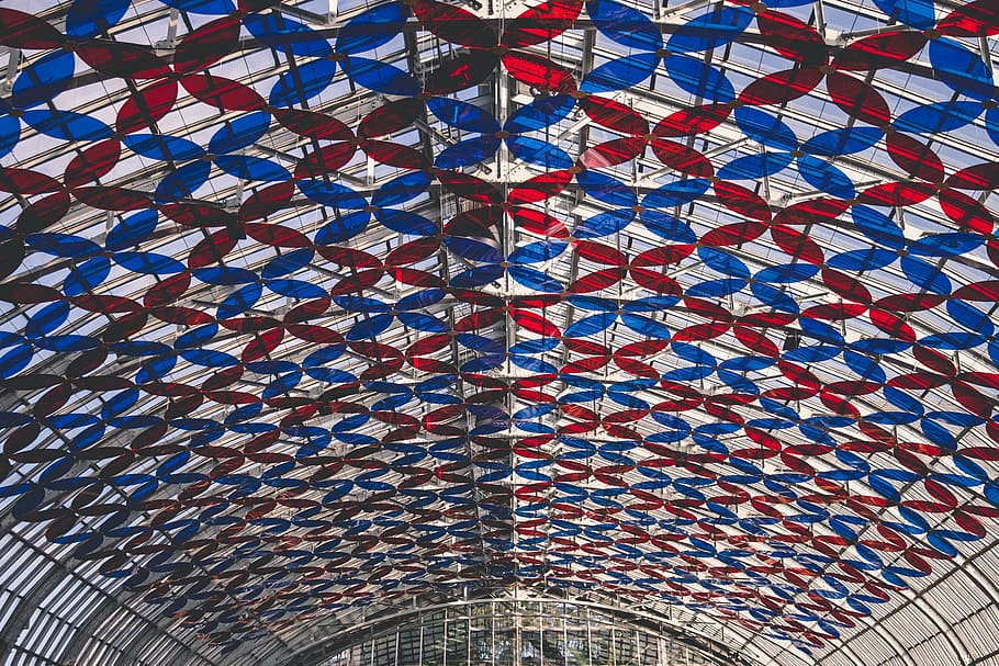 fotografia, blau, vermell, estructura de cúpula de vidre, arquitectura, patró, sostre, estructura, resum, marc complet, estructura construïda, cap gent, dia, fons, disseny, multicolor, vista d’angle baix, a l'interior, forma, sòls, rajola, art i artesania, sòl de rajoles, 1080P