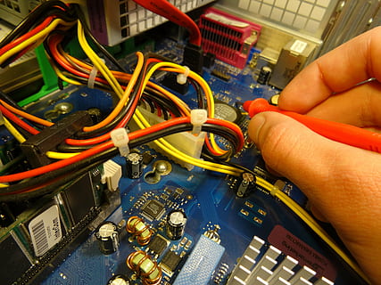 persona, soldadura, targeta de circuits, ordinador, reparació, tecnologia, equips informàtics, electrònica, servei, això, equipament, connexió, cable, tècnic, indústria electrònica, part de l’ordinador, dades, component elèctric, enginyer, electricitat, xarxa d’ordinadors, primer pla, mà humana, mà, part del cos humà, una persona, indústria, treball, a l'interior, Internet, equipament elèctric, dit, complexitat, CPU, 5K, CC0, domini públic, lliure de regalies