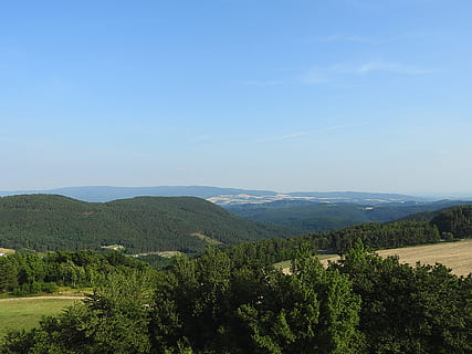 perspectiva, panorama, visão distante, Visão, Colina, natureza, campo, agricultura, cena tranquila, tranquilidade, scenics - natureza, meio Ambiente, árvore, beleza na natureza, montanha, plantar, céu, terra, cor verde, ninguém, crescimento, dia, cena não urbana, ao ar livre, azul, copie o espaço, 4K, CC0, domínio público, royalty free