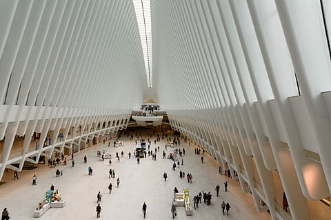 persone all'interno dell'edificio, architettura, costruzione, bianca, struttura, design, gruppo di persone, grande gruppo di persone, struttura costruita, persone reali, folla, turismo, viaggio, stili di vita, destinazioni di viaggio, attività di svago, in casa, donne, uomini, soffitto, adulto, giorno, moderno, colonna architettonica, 5K, CC0, dominio pubblico, privo di copyright